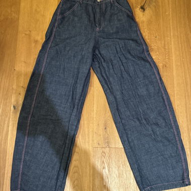 Jeans blu con dettagli rosa