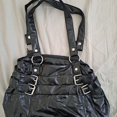 Schwarze tasche mit schnallen