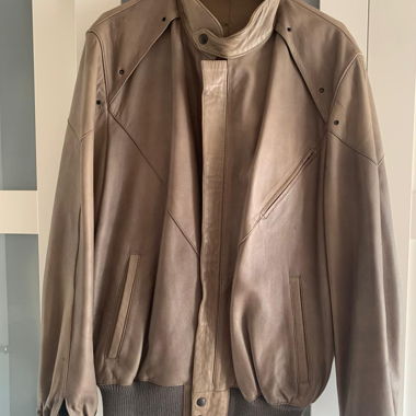 Giacca in pelle marrone con collo alla coreana