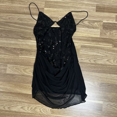 Abito nero con paillettes e spalline