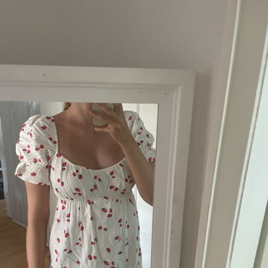 Weisses Sommerkleid mit Erdbeeren
