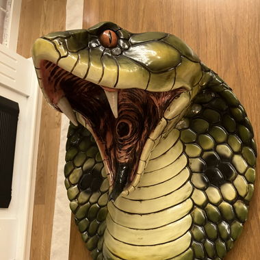 schlangenkopf skulptur