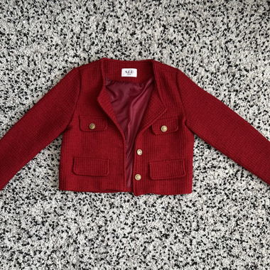 Veste courte en tweed rouge élégante avec boutons dorés
