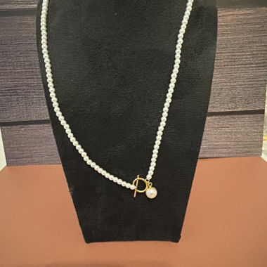 Collana di perle con pendente dorato
