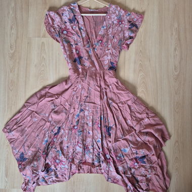 Rosa Wickelkleid mit Blumen