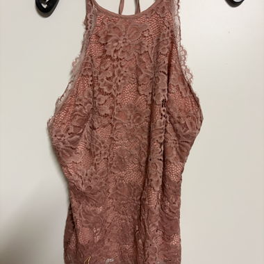 Haut en dentelle rose jamais porté NEUF