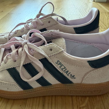 Adidas Spezial in light pink and dark green
