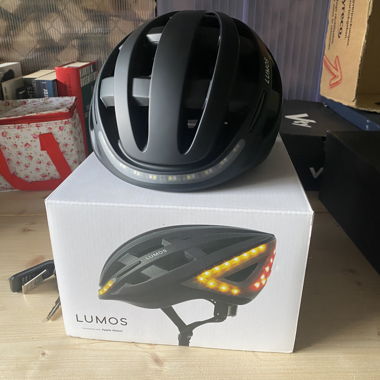 LUMOS Kickstart Fahrradhelm mit LED