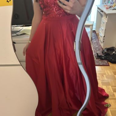 Robe de soirée rouge à finition en paillettes