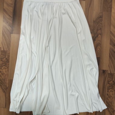 White pleated skirt, calf-length
