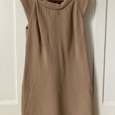 Vestito smanicato beige