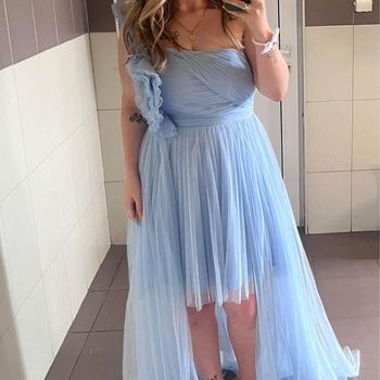 Hellblaues Abendkleid mit Tüll
