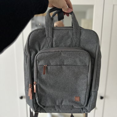 Grauer Rucksack mit roségoldenen Details