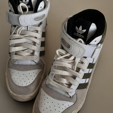 adidas weiße und khakifarbene High-Top-Sneaker