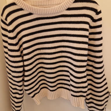 Maglione a righe nero e bianco