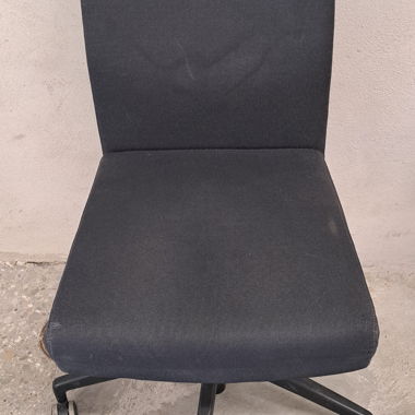 Sedia da ufficio nera con rotelle