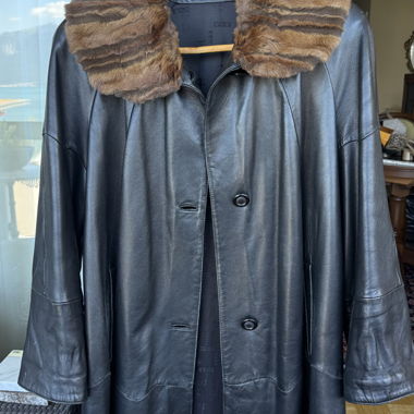 Cappotto in pelle nera con collo in vera pelliccia