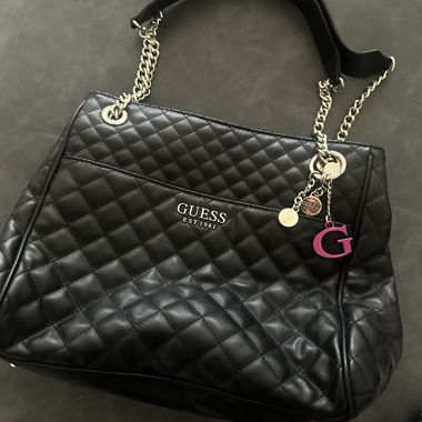 Borsa a tracolla Guess imbottita con catena