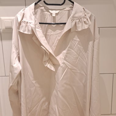 Cremefarbene Oversized-Bluse mit Rüschenkragen 