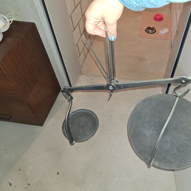 Hängewaage mit Gewichtsteinen