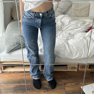 high-waisted jeans