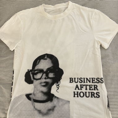 T-shirt streetwear bianco con stampa