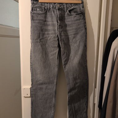 Jeans grigi dritti con bordi sfrangiati