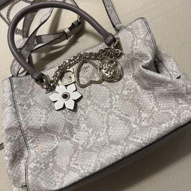 Sac à main designer Guess avec breloques