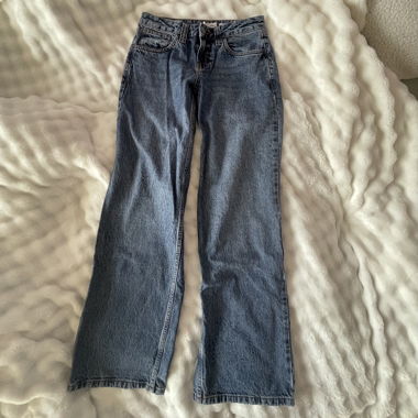 Subdued low waisted jeans