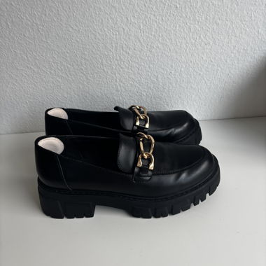 schwarze Loafer