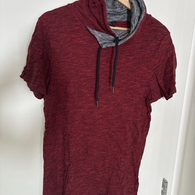 T-shirt maniche corte con cappuccio rosso