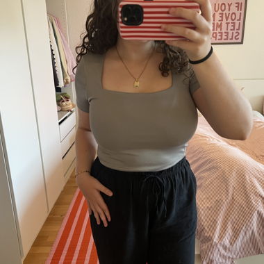 Haut gris à encolure carrée