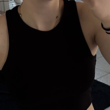 Schwarzes geripptes Crop-Top