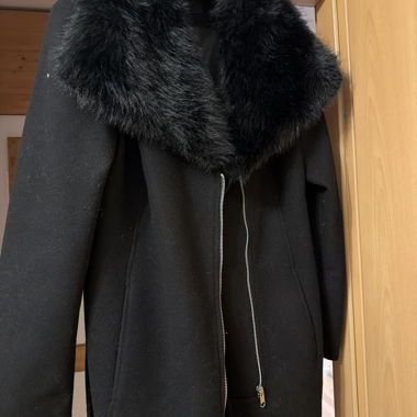 Cappotto nero con collo in ecopelliccia