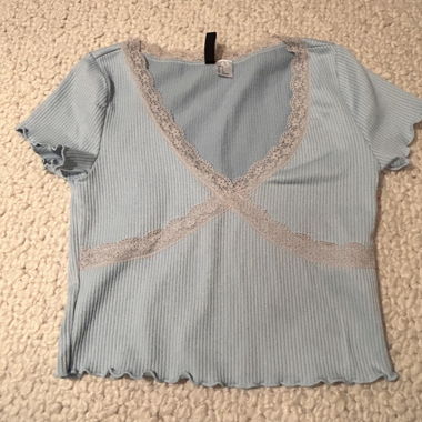 Top da donna azzurro chiaro, scollo a V, bordo in pizzo