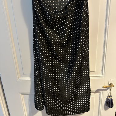 Jupe midi noire à pois