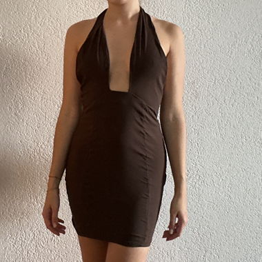 Robe de soirée dos nu décoletée brune