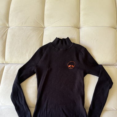 Schwarzer Pullover mit Totenkopf und roten Details