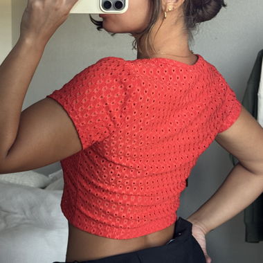 Top corto rosso con patta di bottoni