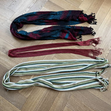 Fransenschal mit Streifenmuster