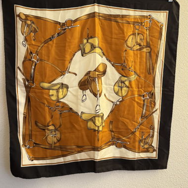 Foulard quadrato con motivo sella