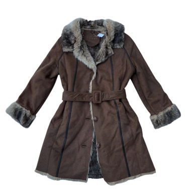 Cappotto marrone con cintura e finiture in ecopelliccia