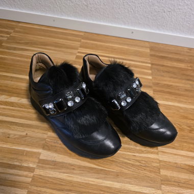 Sneaker nere con pelliccia e strass