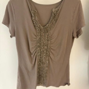 Beiges T-Shirt mit Rüschen-Front