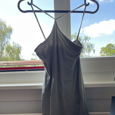 Robe verte claire courte bretelles croisée 
