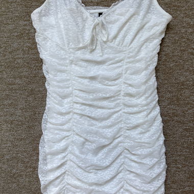 Weisses Spitzen-Minikleid