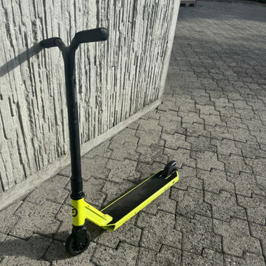 Gelb-schwarzer Stunt-Scooter