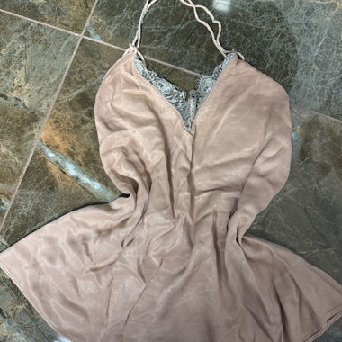 Top estivo scollato con dettagli in pizzo