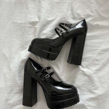 Platform heeled pumps with straps