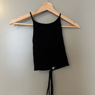 Top nero con spalline sottili da annodare